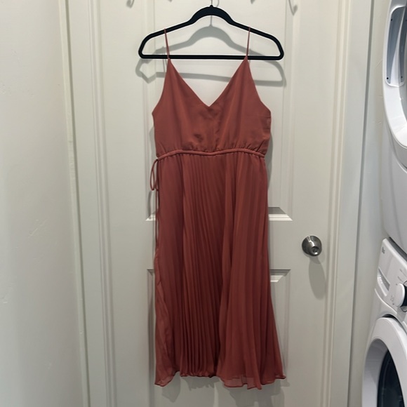 Pleated cami midi dress with drawstring waist in dark pink - Picture 5 of 8